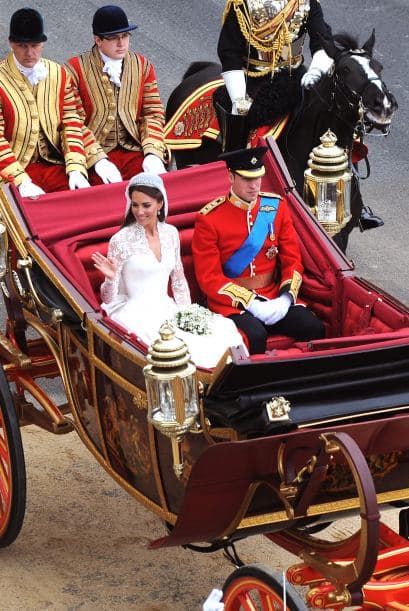 Tras convertirse en marido y mujer, Guillermo y Kate efectuaron el desfile de vuelta al Palacio de Buckingham en el carruaje oficial, que data de 1902, y el cual fue usado por el príncipe Carlos para abandonar el recinto acompañado por la princesa Diana durante su boda en 1981.