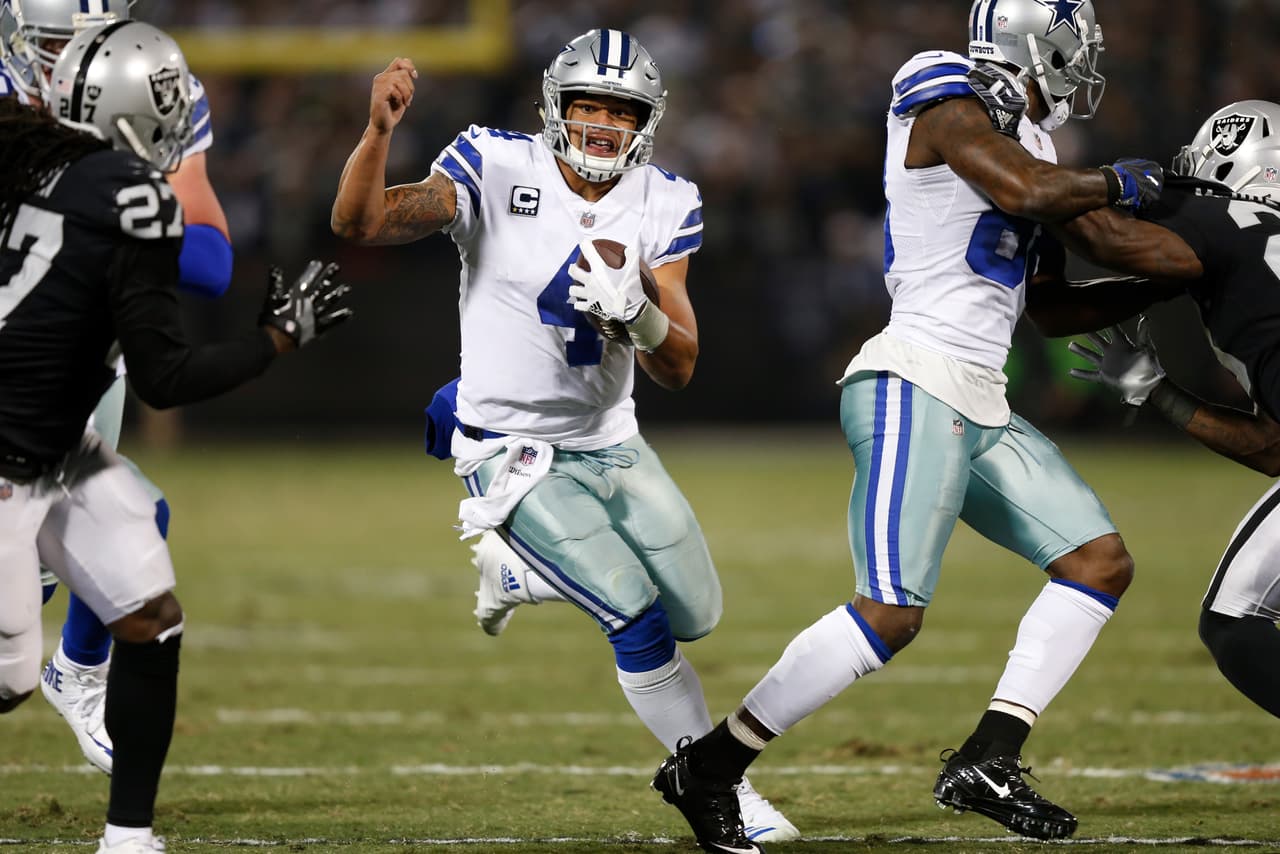 Dak Prescott no tuvo su mejor partido. El mariscal de campo acertó 18 de 27 para 212 yardas. No logró pases de anotación y sufrió par de intercepciones, pero igual logró la victoria con su equipo.