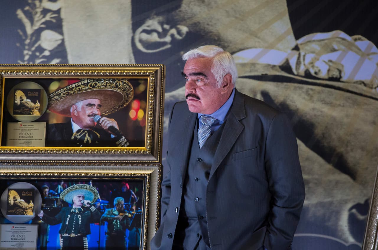 Aunque cambi´ó de parecer bastante pronto, y tras hablar del supuesto romance, dijo que incluso en una ocasión Fernández y uno de sus esposos se pelearon por ella. "Vicente me tenía bien abrazada, besándome, vio a aquel y se le fue encima, entonces se agarraron a golpes".