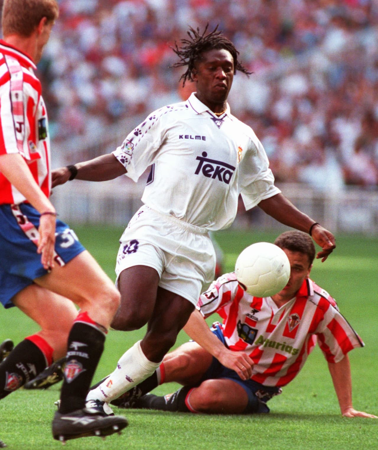 Clarence Seedorf estuvo tres años en el Real Madrid y marcó 29 goles. Del club español se regreó a Italia donde lo esperaba una historia llena de gloria con el A.C. Milan.
