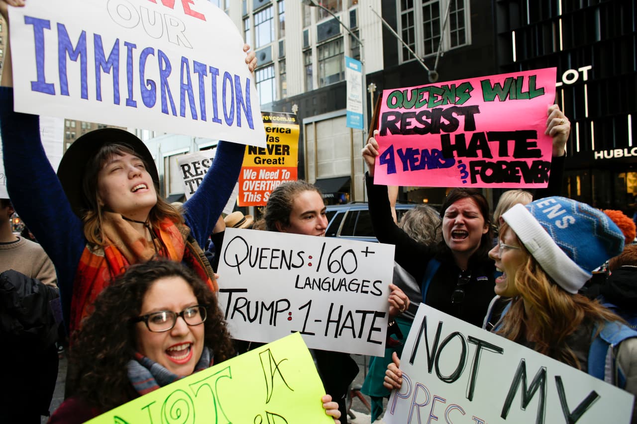 La pancarta del centro destaca que en Queens se hablan más de 160 idiomas (por la diversidad de su población) mientras que Trump sólo habla uno, el lenguaje "del odio".