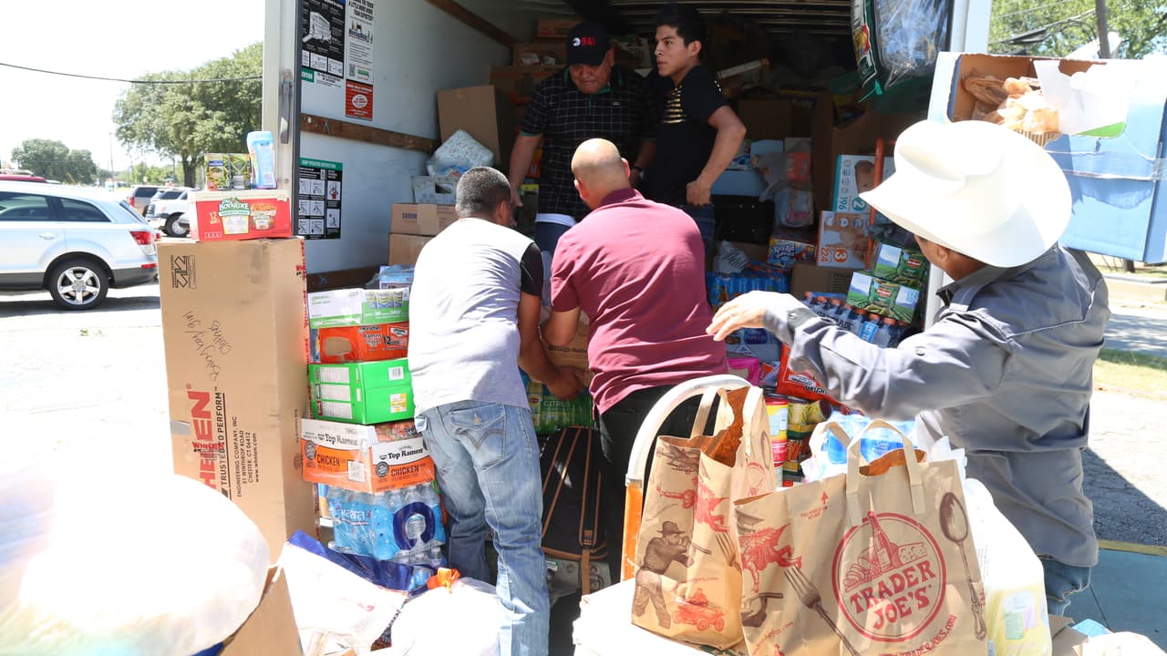 Así se cargo el camión con ayudas para los damnificados en Houston por radioescuchas y 'El Bueno, La Mala y El Feo'.