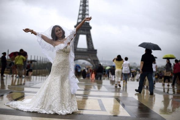 Una novia posa bajo la lluvia en el Trocadero, frente a la Torre Eiffel, en París.
