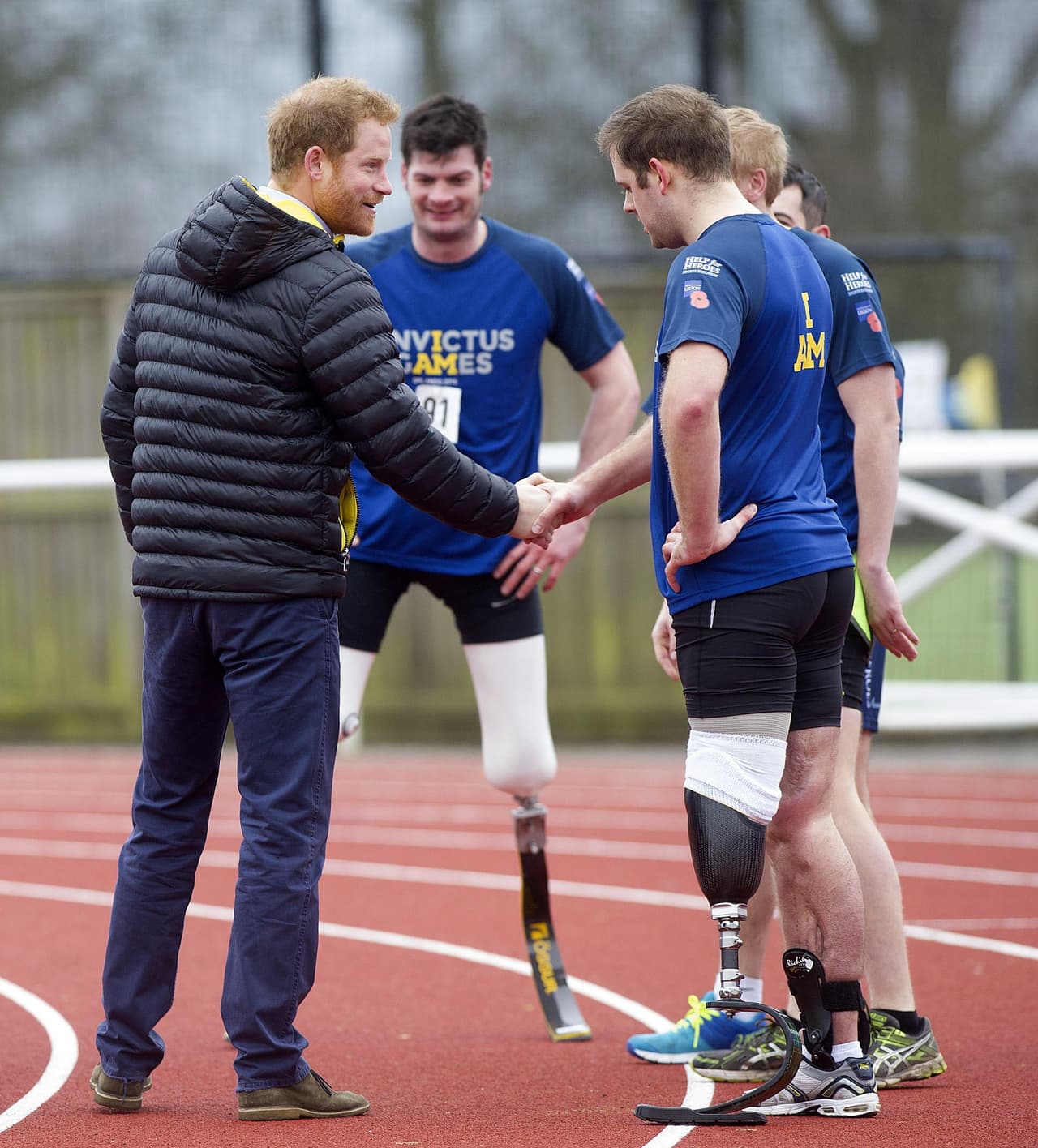 Los jóvenes deportistas estuvieron muy felices de conocer a Harry.