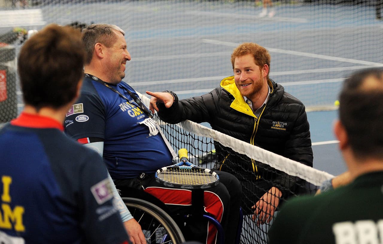Bromeó con todos los atletas.