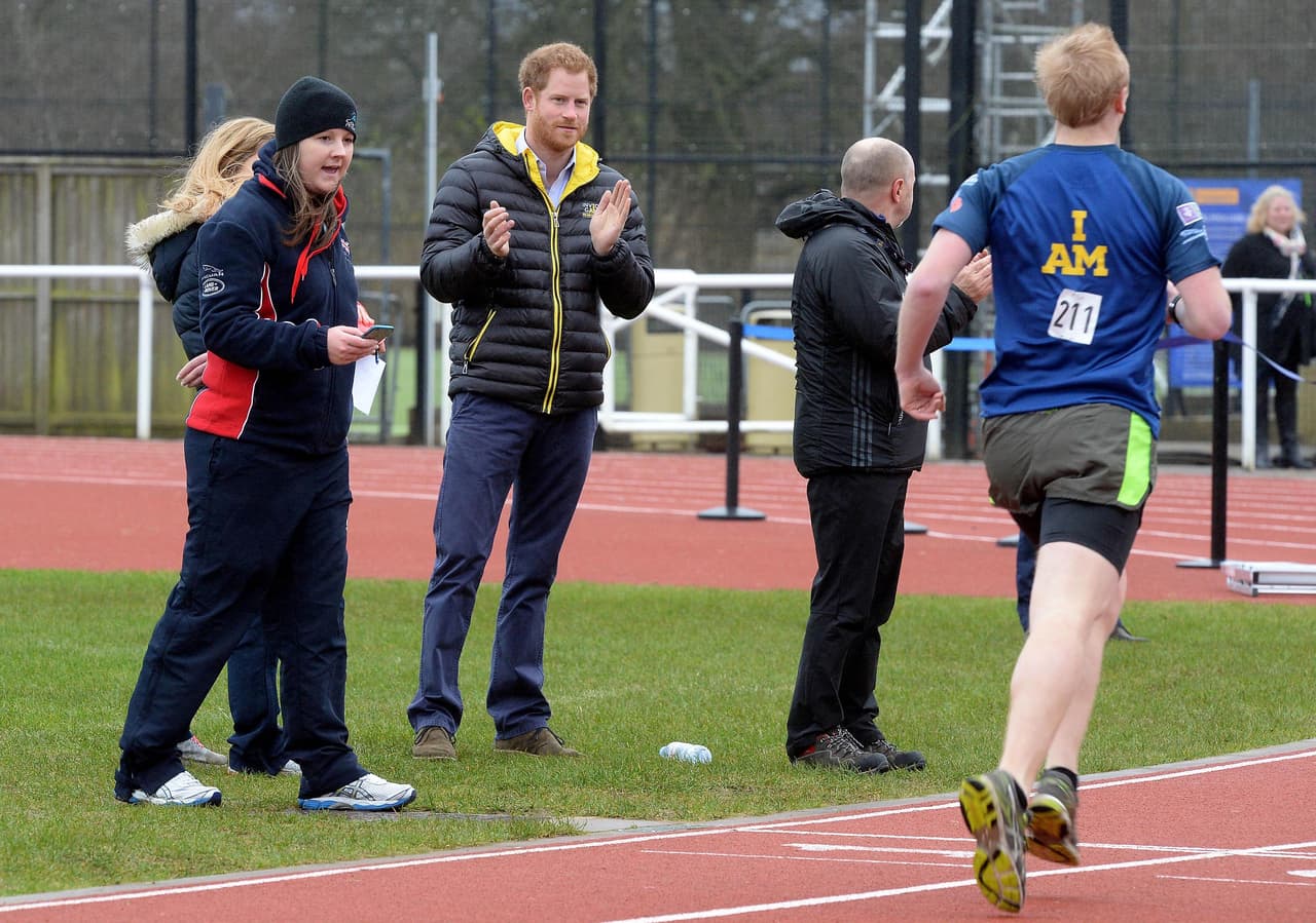 Estuvo muy al pendiente de las demostraciones de los atletas.