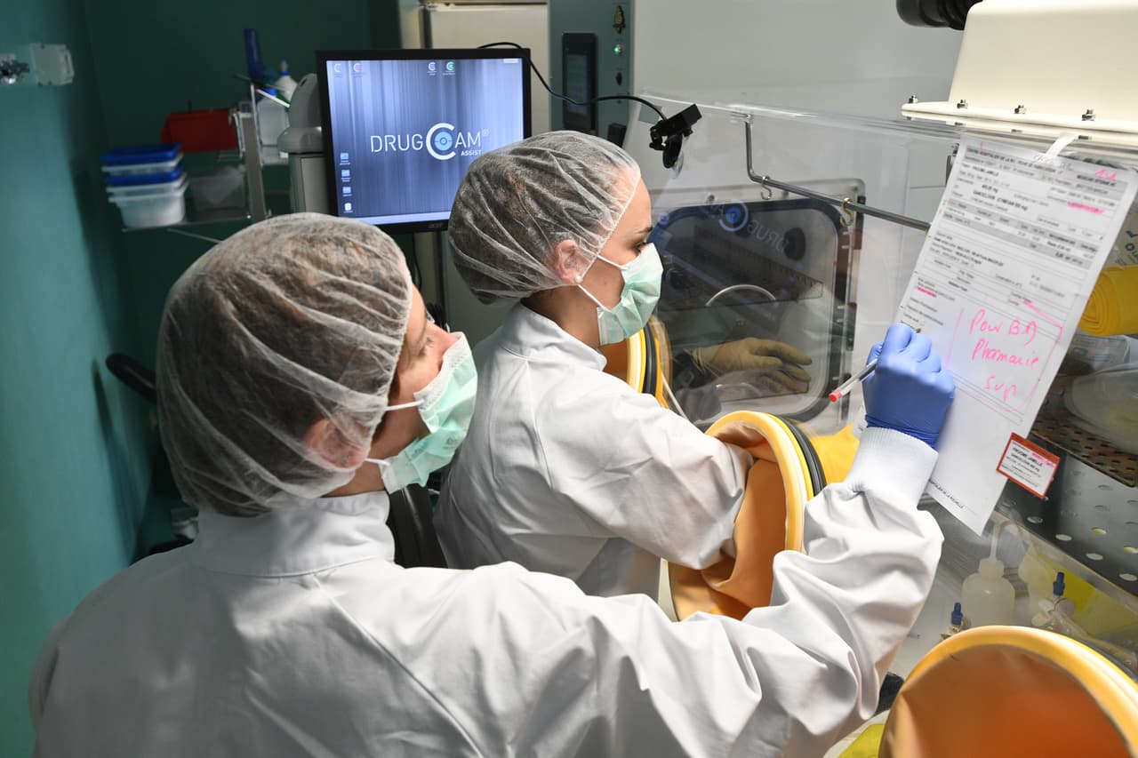 En 2006, la
<a href="https://www.iarc.fr/">Agencia Internacional de Investigación para el Cáncer</a> incluyó al talco como un posible cancerígeno si se usaba en el área genital, no obstante,
<b>ninguna agencia federal de EEUU ha ordenado que se remueva del mercado </b>o que, al menos, se agreguen advertencias en la etiqueta pues es considerado un producto cosmético y no está regulado por la Food and Drug Administration.