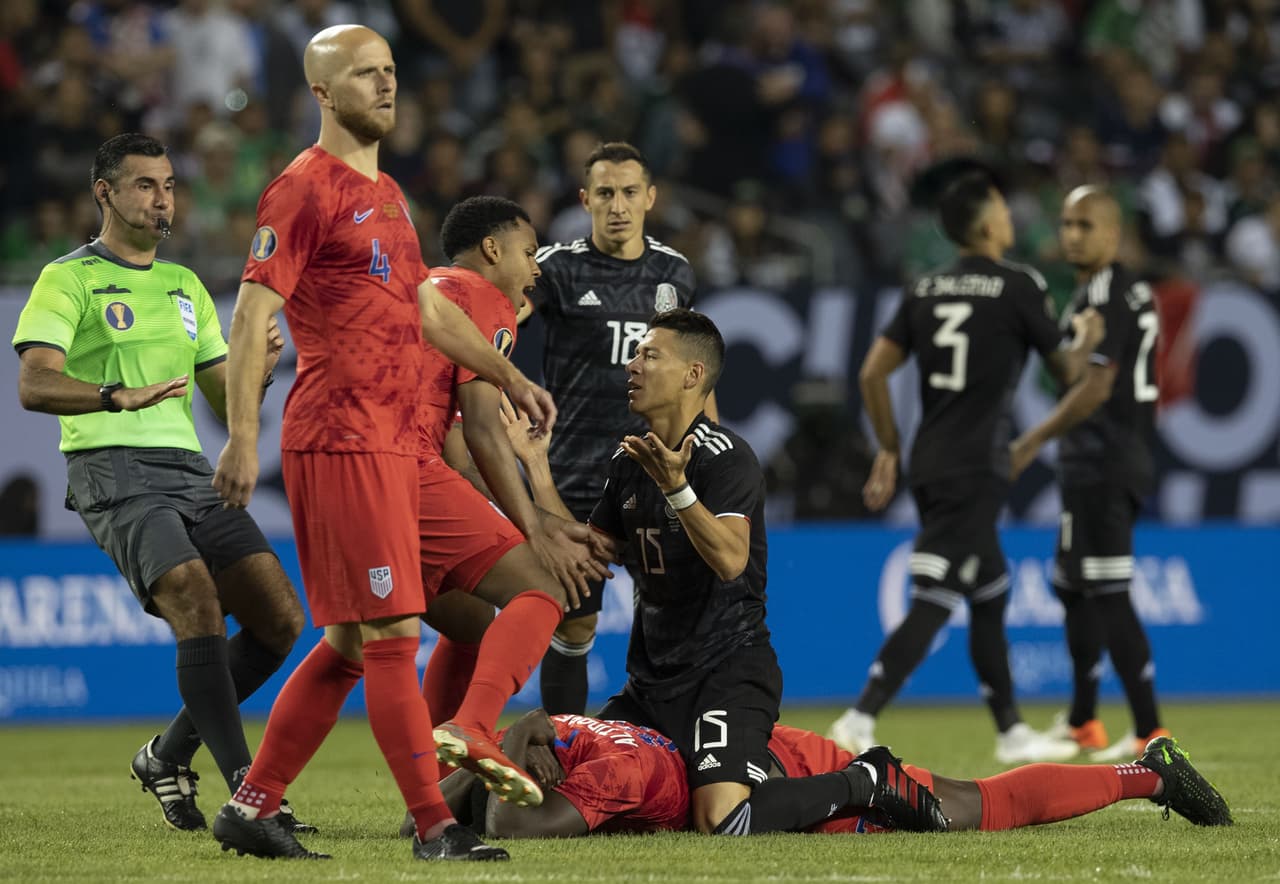 Esto también trajo como consecuencia que ambos equipos apretaran la pierna y que los roces afloraran aún más.