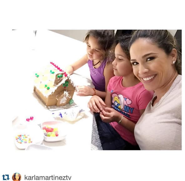 Miles de likes para Karlita y sus hijas haciendo su casita de jengibre.