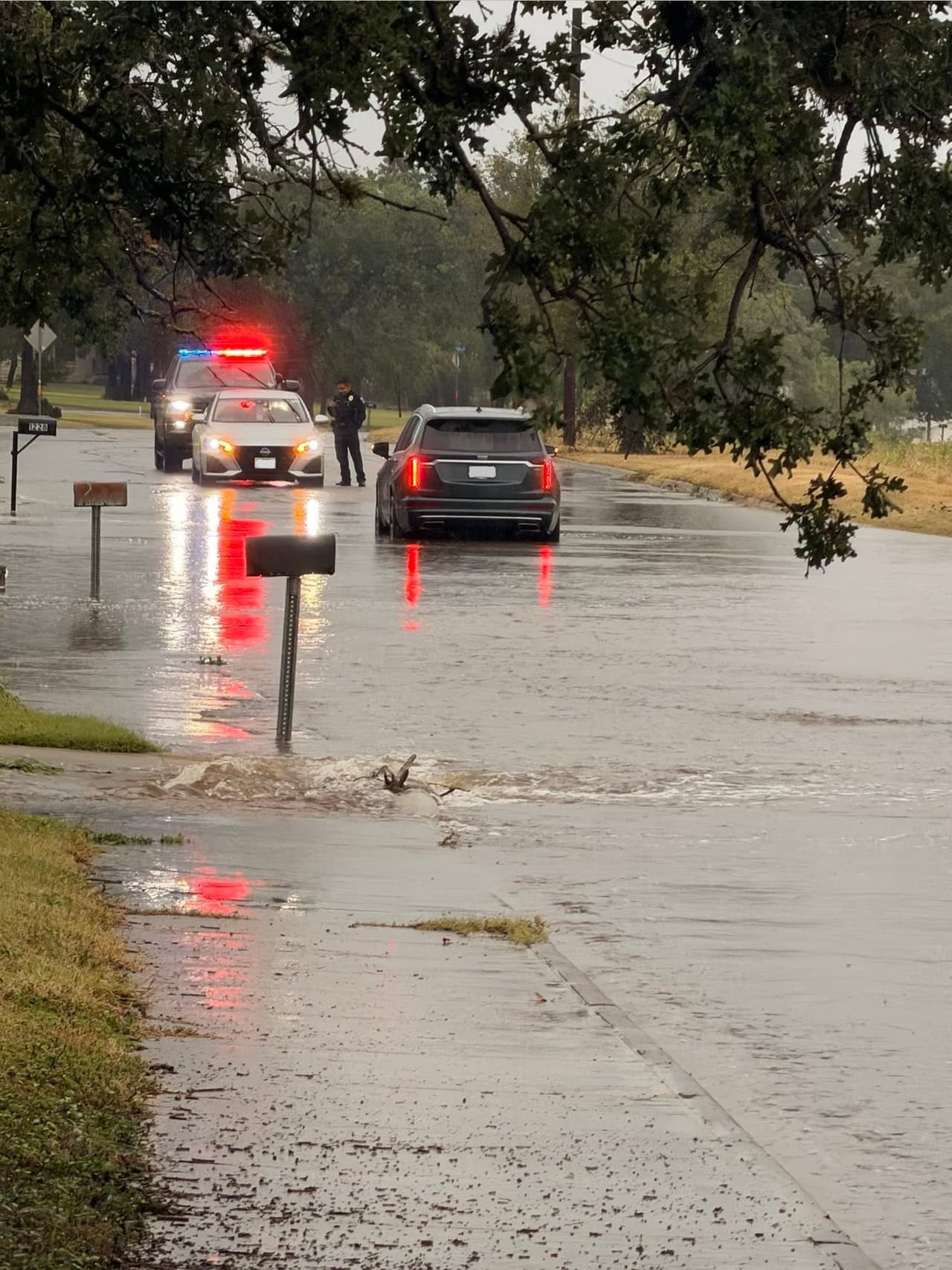 Town Creek también fue cerrado al paso debido a su desborde y a que las vias que corren paralelas al río también comenzaron a desgajarse, como Spur 98.