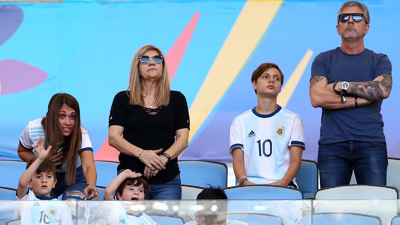 Los padres de Messi con sus nietos y Antonela Roccuzzo.