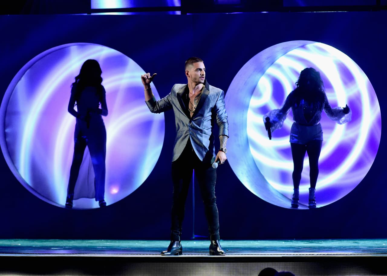 <b>Me gustas tanto - Maluma (2015)</b>
<br>"Día y noche ando pensando en tí 
<br>algo en la vida me señala que eres para mí
<br>es imposible poder describir 
<br>de igual manera estoy seguro que te pasa a tí"