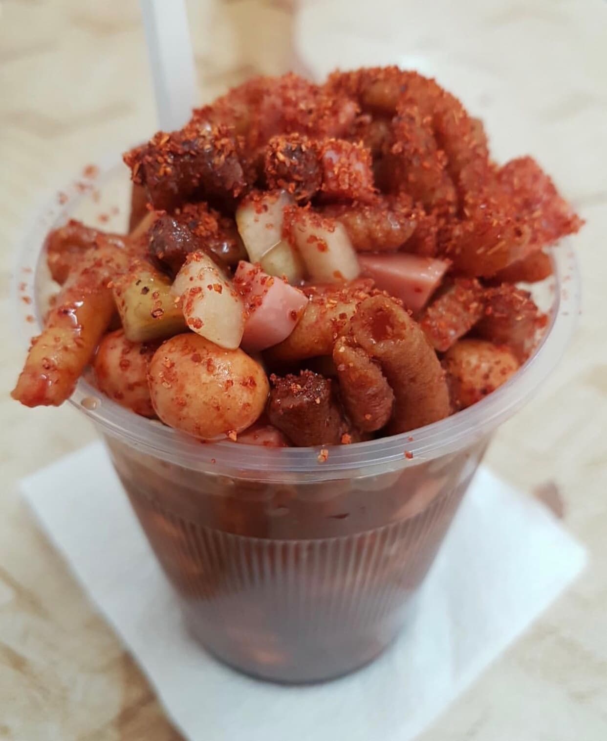 Para
<a href="http://www.univision.com/temas/el-compa-ivan">El Compa Ivan</a> uno de sus postres favoritos es tomar una fruta con cacahuates japoneses, chile y chamoy.