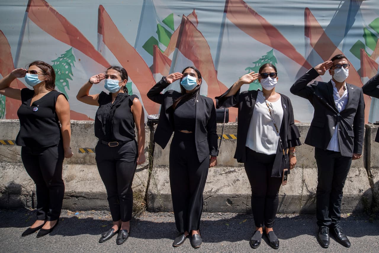 Miembros del partido Kataeb en el funeral del secretario general. Equipos de rescatistas de varios países siguen buscando cadáveres entre los escombros del puerto de Beirut, cuatro días días después de la explosión.
<br>