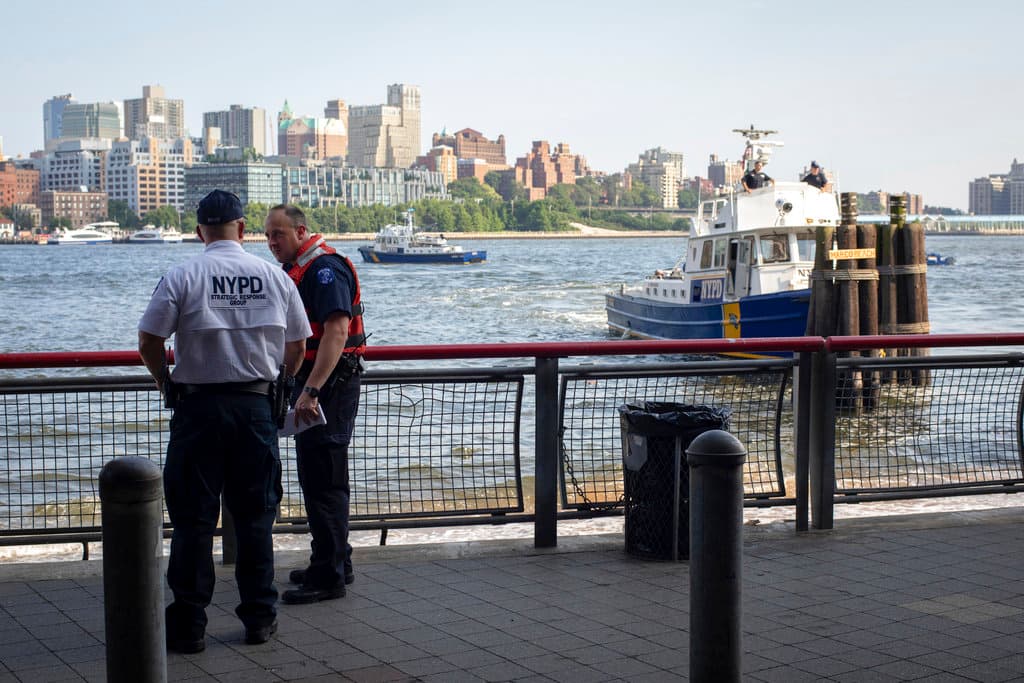 Encuentran el cuerpo de un bebé flotando en el East River, cerca del puente de Brooklyn, en Nueva York
