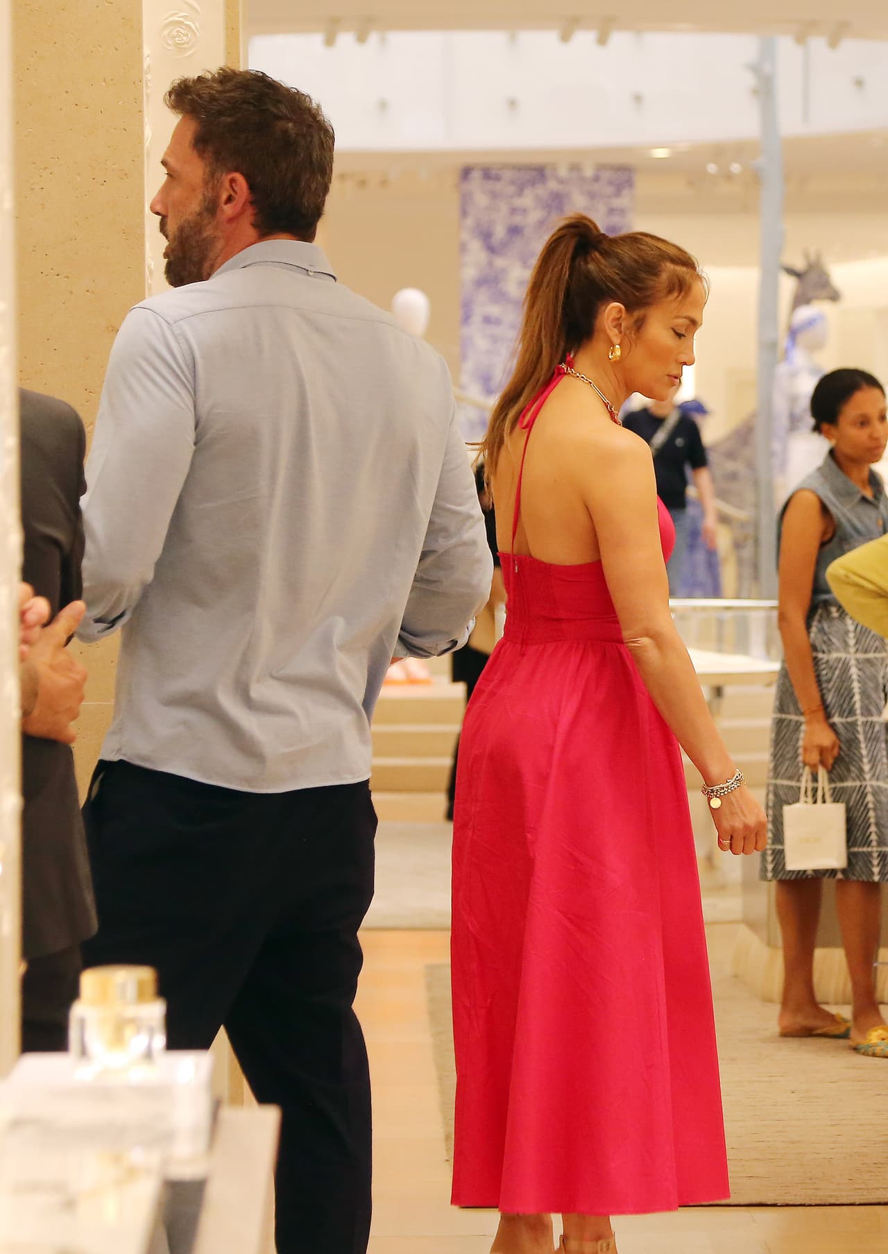 "Ya tenemos algunos productos increíbles que se enfocan en reafirmar el rostro, por lo que un producto para el cuerpo que abordó esos mismos problemas fue el siguiente paso natural para nosotros", dijo la cantante al portal de la revista People. 
<br>