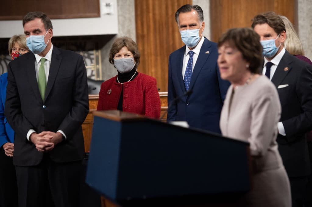 El senador Mark Warner (izquierda), demócrata de Virginia, la senadora Jeanne Shaheen, demócrata de New Hampshire y el senador republicano de Utah Mitt Romney (centro), al lado de la senadora Susan Collins, republicana por Maine, mientras anuncia una propuesta de alivio económico por la pandemia de covid-19, el 1 de diciembre de 2020.