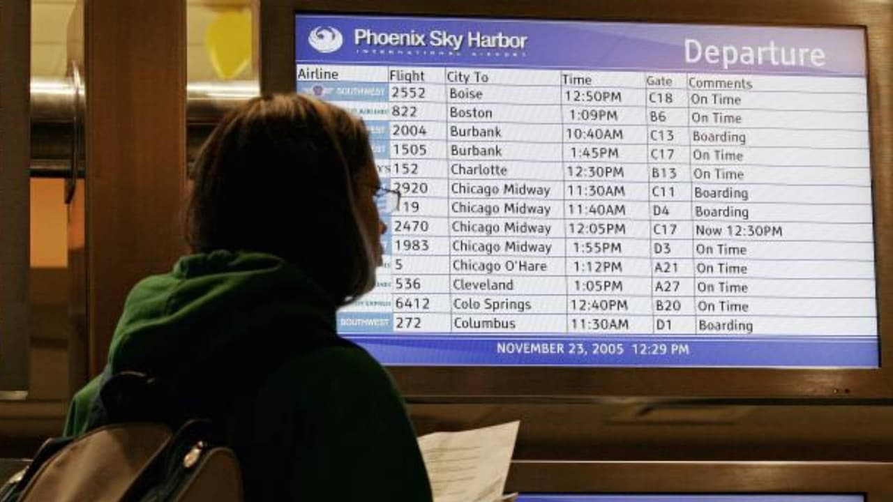 ¿Necesitas ayuda en la terminal? Solicita apoyo de algún Navegante, los cuales puedes identificar por su uniforme de color morado, pueden ayudar con direcciones, información y asistencia amigable.