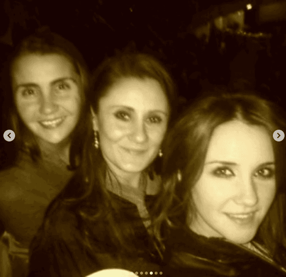 La actriz es la menor de las tres hermanas. Blanca, en el centro de la imagen, es la mayor; mientras que Claudia, a la izquierda, es la intermedia.