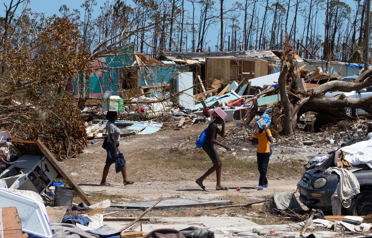"La comunidad internacional no puede seguir ignorando a los desplazados internos", dijo Alexandra Bilak, directora del Centro de Monitoreo de Desplazamiento Interno (IDMC, por sus siglas en inglés). "Tenemos que apoyar a los gobiernos nacionales en sus esfuerzos por proteger y ayudar a los desplazados internos, construir la paz e invertir en desarrollo sostenible y adaptación al cambio climático. Solo así podremos reducir la agitación, el trauma y el empobrecimiento que sufren millones de personas cada año, y revertir las tendencias expuestas en este informe", añadió.