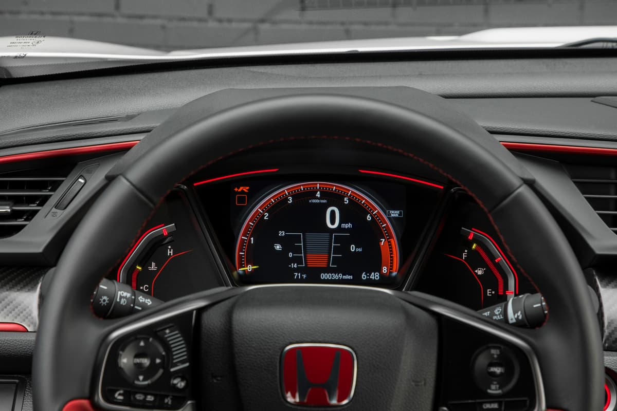 <b>Los indicadores de tu carro pueden fallar</b>
<br>Los autos modernos tienen un indicador que estima el millaje que se puede recorrer con el combustible que resta en el depósito. Ten en mente que es solo un dato aproximado, nunca un dato exacto, ya que las condiciones de manejo reales pueden variar significativamente. El cálculo es mejor cuando el tanque está lleno, mientras que no es tan preciso cuando está casi vacío.