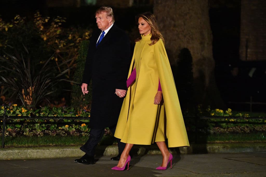 Para la reunión de la OTAN 
<b><a href="https://www.univision.com/famosos/la-exotica-capa-de-melania-trump-para-tomar-te-con-el-principe-carlos-y-camila-parker-que-esta-en-oferta-fotos">Melania eligió usar una capa amarilla del diseñador Valentino</a></b> con cuello alto, el cual hizo contraste con el vestido magenta y zapatillas del mismo color.
<br>