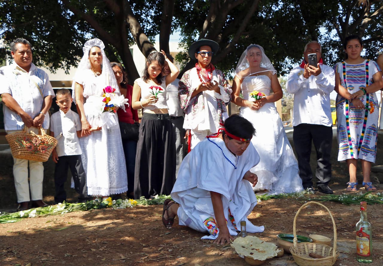 El escenario de esta particular 'boda imaginaria' fue el margen del río Chiquito, un afluente del Atoyac, que desde hace décadas está seco, en el municipio de San Jacinto Amilpas, en las afueras de la capital estatal.