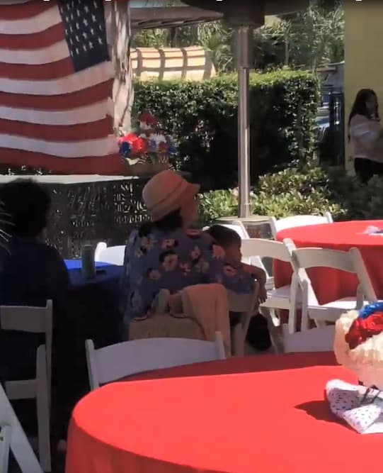 En una de las mesas aparece su abuelita, doña Rosa Rivera, cargando a uno de sus nietos.