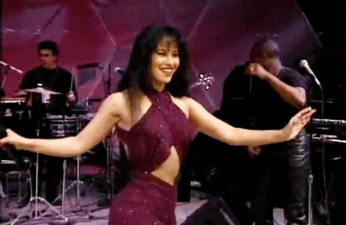 ¿Recuerdas el paso de la licuadora? Es el más popular de Selena y sí, hasta ahora no hay nadie que pueda hacerlo igual. 
<br>