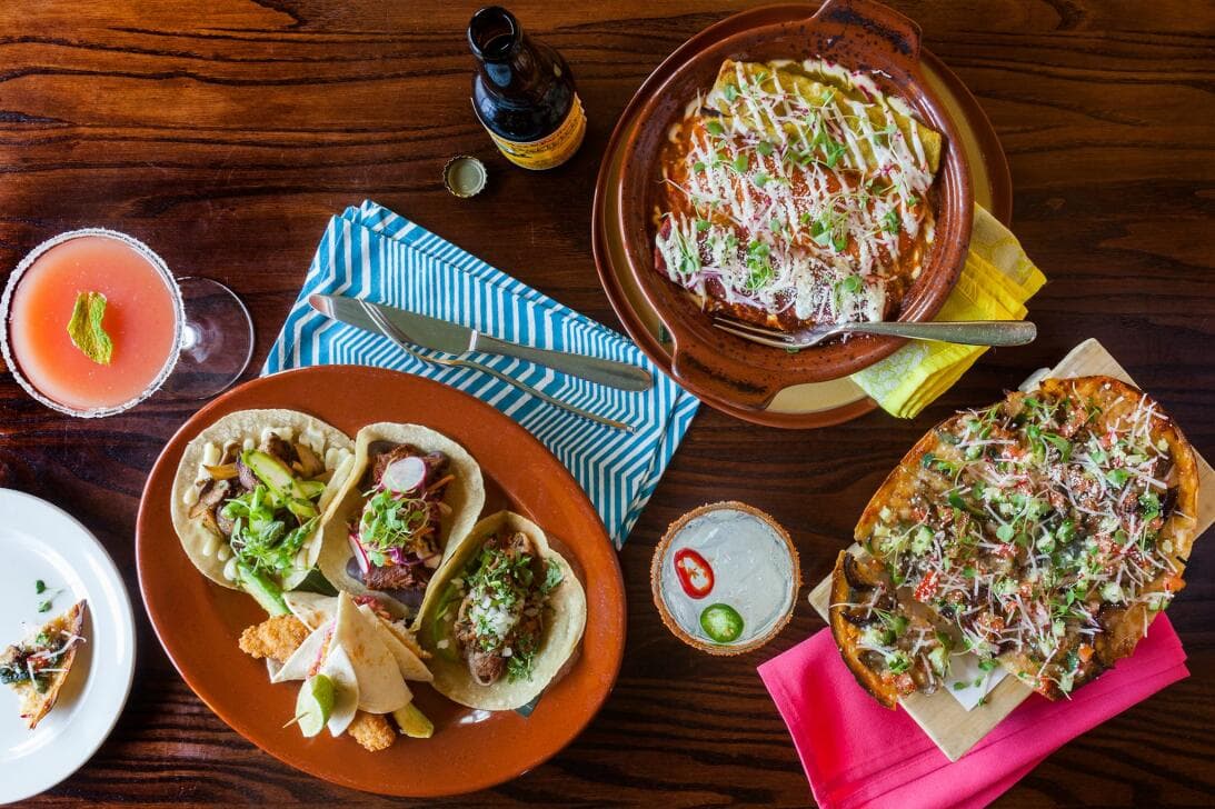 <b>Idea 1: Salgan de exploración… culinaria</b>. Nadie se puede resistir a una buena comida y en lugares como Filadelfia, podrán disfrutar de excelentes opciones -por ejemplo- de restaurantes de 
<b><a href="https://www.univision.com/local/philadelphia-wuvp/mejor-comida-mexicana-del-area-de-filadelfia-en-2022-fotos">comida mexicana</a></b>, en los cuales papá se sentirá como un rey y con la panza contenta.