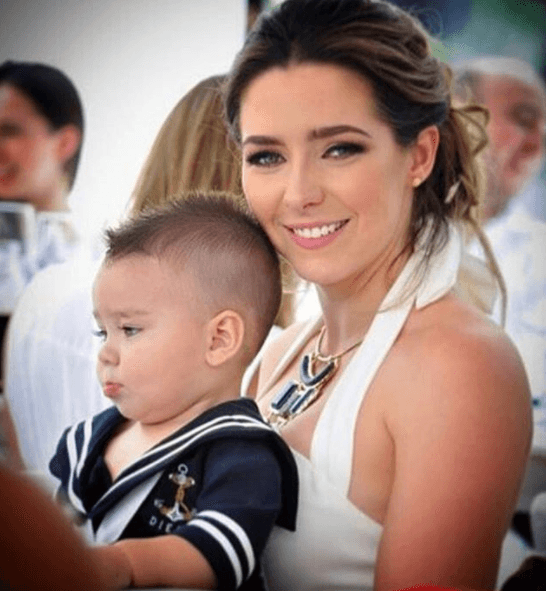 Ariadne terminó sus proyectos en televisión y en este momento está enfocada a la planeación de la boda y a criar a su hijo Diego.