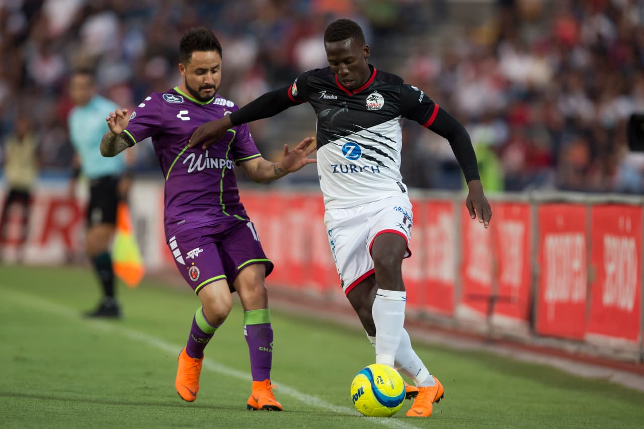 Action photo during the match Lobos BUAP vs Veracruz, Corresponding to Day 9 of the League BBVA Bancomer MX of the Closing Tournament 2018, at Olympic Universitary of BUAP Stadium. Foto de accion durante el partido Lobos BUAP vs Veracruz, Correspondiente a la Jornada 9 de la Liga BBVA Bancomer MX del Torneo Clausura 2018, en el Estadio Olimpico Universitario de la BUAP, en la foto: Osmar Mares y Luis Advincula 24/02/2018/MEXSPORT/Isabel.
