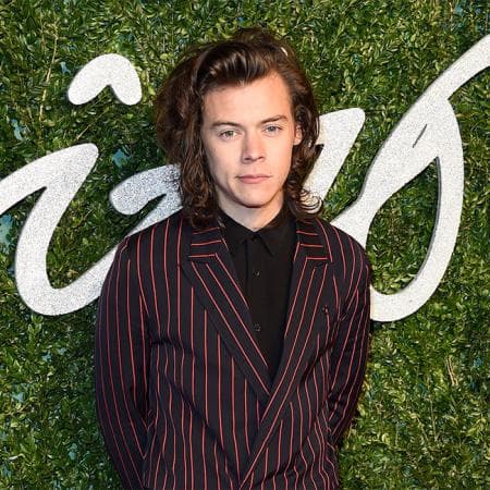 A 
<b><a href="https://www.univision.com/entretenimiento/vandalizan-casa-de-harry-styles-video">Styles</a></b> también se le cuestionó cuáles son sus tres partes favoritas del cuerpo de una mujer y dijo: "
<b>ojos, sonrisa y carácter".</b>
<br>