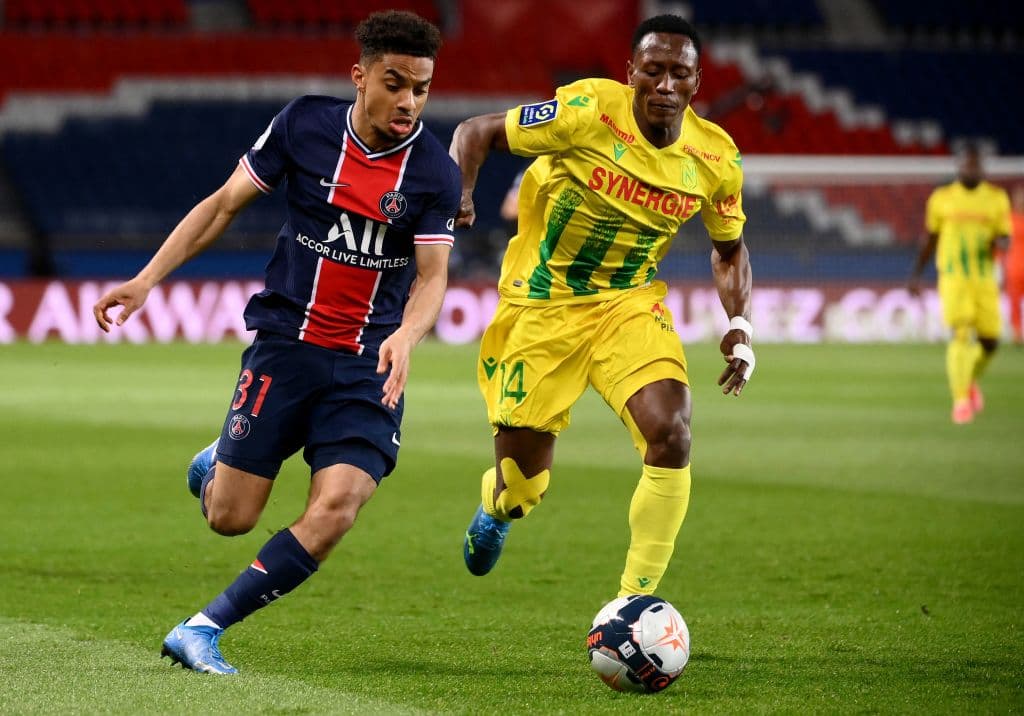Nantes se lleva la victoria del Parc Des Princes 2-1 ante el Paris Saint-Germain. Los goles de los visitantes corrieron a cargo de Randal Kolo y Moses Simon, mientras que por parte de los parisinos, Julian Draxler hizo el único tanto durante la Jornada 29 de la Ligue 1.