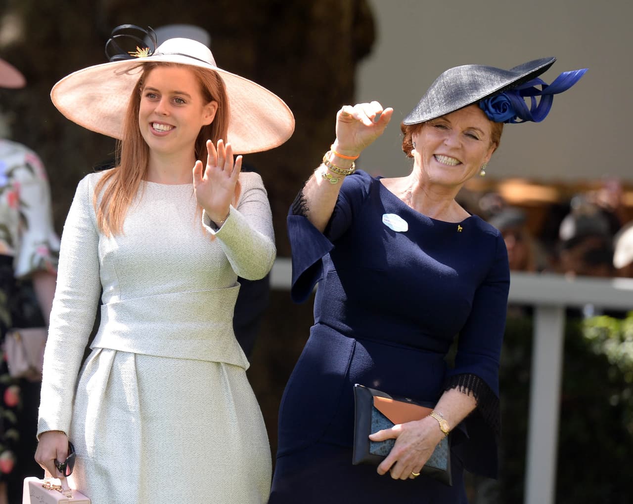 Años antes, previo a su divorcio, Sarah Ferguson estremeció a la casa real británica cuando salieron a la luz imágenes que la mostraban tirada en un sillón mientras 
<b><a href="https://www.mirror.co.uk/news/uk-news/toe-sucking-photo-drove-sarah-13384631">su asesor financiero, el texano John Bryan, le besaba hasta los pies.</a></b>