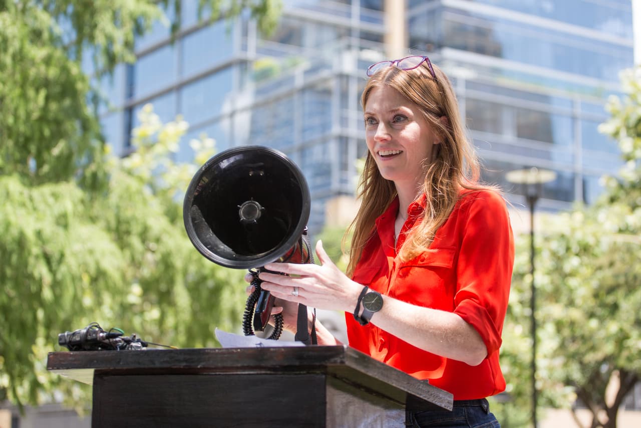 Julie Oliver, candidata demócrata por el distrito 25 (Austin), busca ganar en uno de los distritos más competidos del estado frente al republicano Roger Williams. "Me duele la cabeza", dijo al inicio del encuentro. 
<a href="https://twitter.com/JulieOliverTX/status/1311146676560814080?s=20" target="_blank">Después comentó</a>: "El presidente de Estados Unidos está llamando activamente a la violencia". 
<br>
<br>