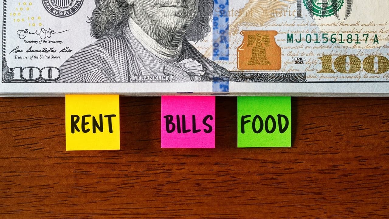 El
<b>método de presupuesto 50/20/30</b> divide sus gastos en porcentajes: 50 % para vivir, 20 % para metas financieras y 30 % para gastos personales. A la gente le gusta este plan porque ofrece cierta flexibilidad integrada con los gastos personales.
<br>
<br>