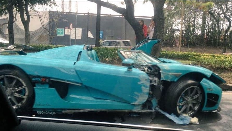 <b>Koenigsegg CCXR Special Edition</b>
<br>Lugar: Ciudad de México, México
<br>Costo: $2.3 millones
<br>Circunstancias: Este es el segundo
<a href="https://www.univision.com/temas/koenigsegg">Koenigsegg</a> accidentado en México. Esta vez sus ocupantes tuvieron mas suerte que los del primer caso, los cuales sufrieron heridas considerables tras perder el control del vehículo y golpear contra una división.