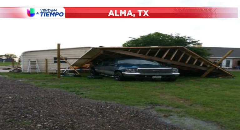 Aunque no está aún confirmado por el Servicio Meteorológico Nacional, algunos expertos dan por hecho que varios tornados tocaron tierra durante la tarde de este sábado en el condado de Ennis, Texas, y causaron varios daños en infraestructuras.