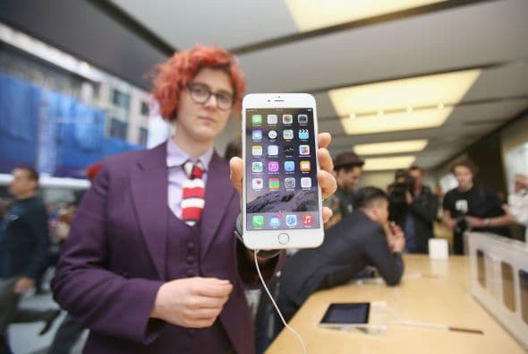 Un cliente australiano nos muestra el nuevo iPhone 6 exhibido en la tienda Telstra de Sydney.