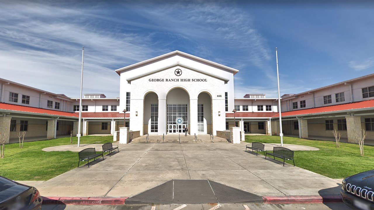 Arrestan a dos estudiantes tras realizar una falsa amenaza de ataque en la escuela George Ranch
