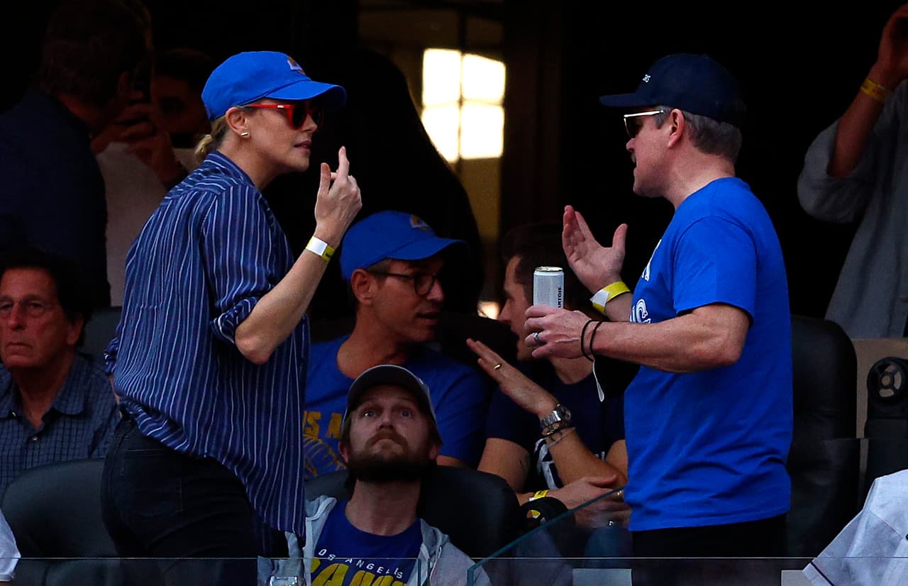 Matt Damon y Charlize Theron intercambiaron puntos de vista durante el partido en el SoFi Stadium.