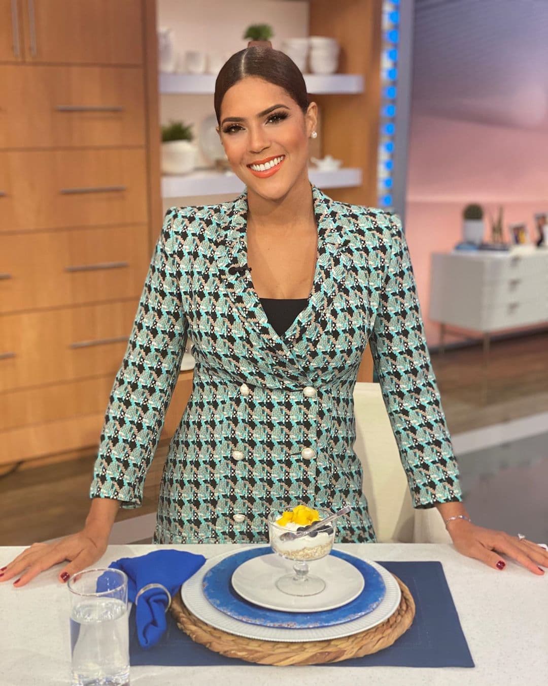 Francisca Lachapel también posó en Despierta América con un traje en los mismos colores de Aleyda.