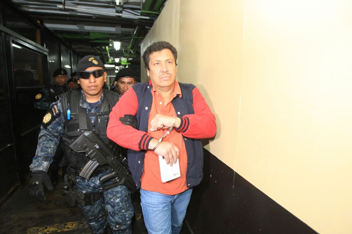 Este miércoles 18 de enero también fue detenido y trasladado a tribunales Mario Orellana, padre de la exnovia de José Manuel Morales, hijo del presidente guatemalteco. Orellana y su yerno de entonces concursaron y ganaron un contrato público con una empresa fantasma, según sostiene la fiscalía.