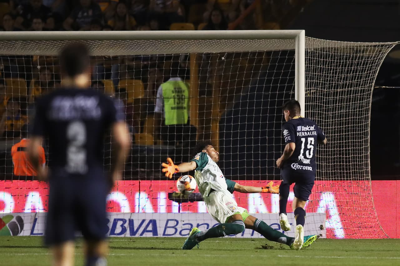 En esta toma se aprecia notablemente la gran atajada de Nahuel Guzmán en un mano a mano ante Juan Manuel Iturbe y el arquero argentino evitó el gol de Pumas.