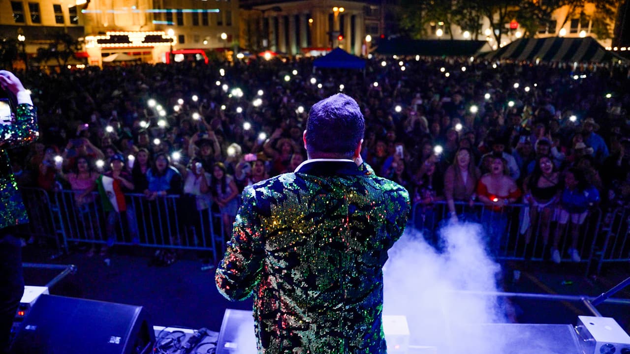 <b>Latino Music & Food Festival, Joliet</b>
<br>Este 17 de septiembre a las 4 p.m. la 
<i>Joliet Latino Economic Developement Association </i>alista un festejo por el Día de la Independencia. La cita es en Van Buren St. Plaza. Dareyes de la Sierra y Grupo ChiOax se encargarán de poner el ambiente. 
<a href="https://cashdrop.biz/d/ExGNDUJjCw?fbclid=IwAR2Q0QMEaOecypmkY05l8mBt2fg0ytISwy7GljQpHsdFUt4_dSntSMTcPFU" target="_blank">Aquí puedes adquirir los boletos</a>.