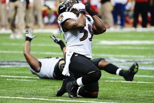 La gran fiesta deportiva del año en Estados Unidos, el Super Bowl de la Liga Nacional de Fútbol Americano (NFL), en su cuadragésima séptima edición, ya forma parte de la historia con los Ravens de Baltimore como nuevos campeones al vencer por 34-31 a los 49ers de San Francisco. Los pronósticos se cumplieron, los Ravens llegaron al Mercedes-Benz Super Dome de Nueva Orleans con el mejor mariscal de campo del momento, Joe Flacco, y la mejor defensa de la NFL, ambos factores se hicieron presentes en los momentos decisivos que hicieron posible el triunfo y el conseguir el segundo trofeo Vince Lombardi en la historia de la franquicia de Baltimore. Flacco, de 28 años, fue el líder perfecto en la primera parte al conseguir tres pases de anotación, que lo dejaron como el sexto mariscal que lo consigue en la historia del Super Bowl y una ventaja parcial de 21-6 al descanso que sería decisiva. El safety Ed Reed, nativo de New Orleans, empataría la mejor marca de la fase final de la NFL con nueve robos aéreos, mientras que Kaepernick quedaría con la mancha de la interceptación que sufrió. Antes que se diese el ya histórico apagón, el primero en un Super Bowl, el receptor abierto Jacoby Jones también quiso entrar en los libros de las marcas al conseguir nada más comenzar el tercer periodo al regresar 108 yardas de "touchdown" una devolución de balón, la mejor de todos los tiempos. Kaepernick y los 49ers vivieron los momentos estelares del partido al conseguir 23 puntos en menos de 13 minutos, 17 fueron consecutivos. Lewis, no brilló como en el primer Super Bowl del 2001 cuando ganó el premio de Jugador Más Valioso (MVP), que esta vez le fue con todos los honores a Flacco, al completar 22 de 33 pases para 287 yardas, sin interceptaciones, pero hizo seis derribos y cuatro fueron "placajes" solitarios. Suficientes para que los Ravens lograsen el segundo trofeo Vince Lombardi en su historia y Lewis pudiese cerrar con broche de oro su legado de 17 temporadas brillantes dentro de la competición de la NFL. Mientras que la revelación de la temporada Kaepernick confirmó que es un mariscal muy especial, lleno de energía, que corre como nadie, que tiene un dinamismo único, pero que todavía no pudo emular a los legendarios Montana y Young, que lo precedieron al frente de los 49ers en los cinco Super Bowls que disputaron y que consiguieron ganar. Los jugadores de los 49er, encabezados por el corredor Frank Gore insistieron que su equipo fue mejor como conjunto que los Ravens se aprovecharon de acciones aisladas. Pero el marcador final estableció que los ganadores fueron los Ravens, por eso dos hermanos, John y Jim Harbaugh, los primeros en la historia de la NFL que dirigieron a los equipos que disputaron un título de Super Bowl, al concluir el partido fueron al encuentro y se dieron un gran abrazo.