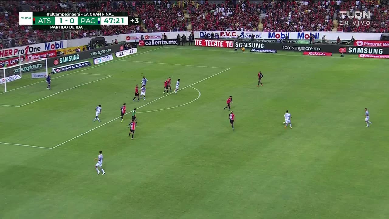 ¡TIRO ATAJADO! disparo por Víctor Guzmán.