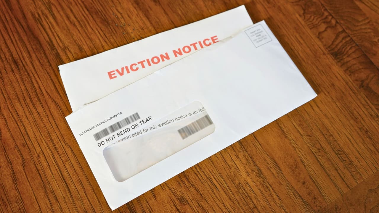 <h3 class="cms-H3-H3">Lo que deben saber los propietarios </h3>
<br>
<b>No se puede hacer auto-desalojo </b>
<br>Cambiar cerraduras, cortar agua o luz o sacar pertenencias sin orden es ilegal en Texas. Aunque seas dueño, eso puede costarte una demanda. 
<br>
<b>Documenta todo </b>
<br>Ten siempre a la mano tus escrituras, recibos de impuestos, contratos de renta y cualquier aviso que hayas entregado. Eso hace la diferencia en corte. 
<br>
<b>Considera un poder legal </b>
<br>Si planeas salir del país o enfrentas un proceso migratorio, deja un poder notarial a un familiar de confianza. Así no pierdes tu propiedad si ocurre un problema mientras estás fuera. 
<br>
<b>Costos </b>
<br>Un abogado privado puede cobrar entre 100 y 700 dólares por tramitar un poder legal. Organizaciones sin fines de lucro lo hacen sin costo en algunos condados.