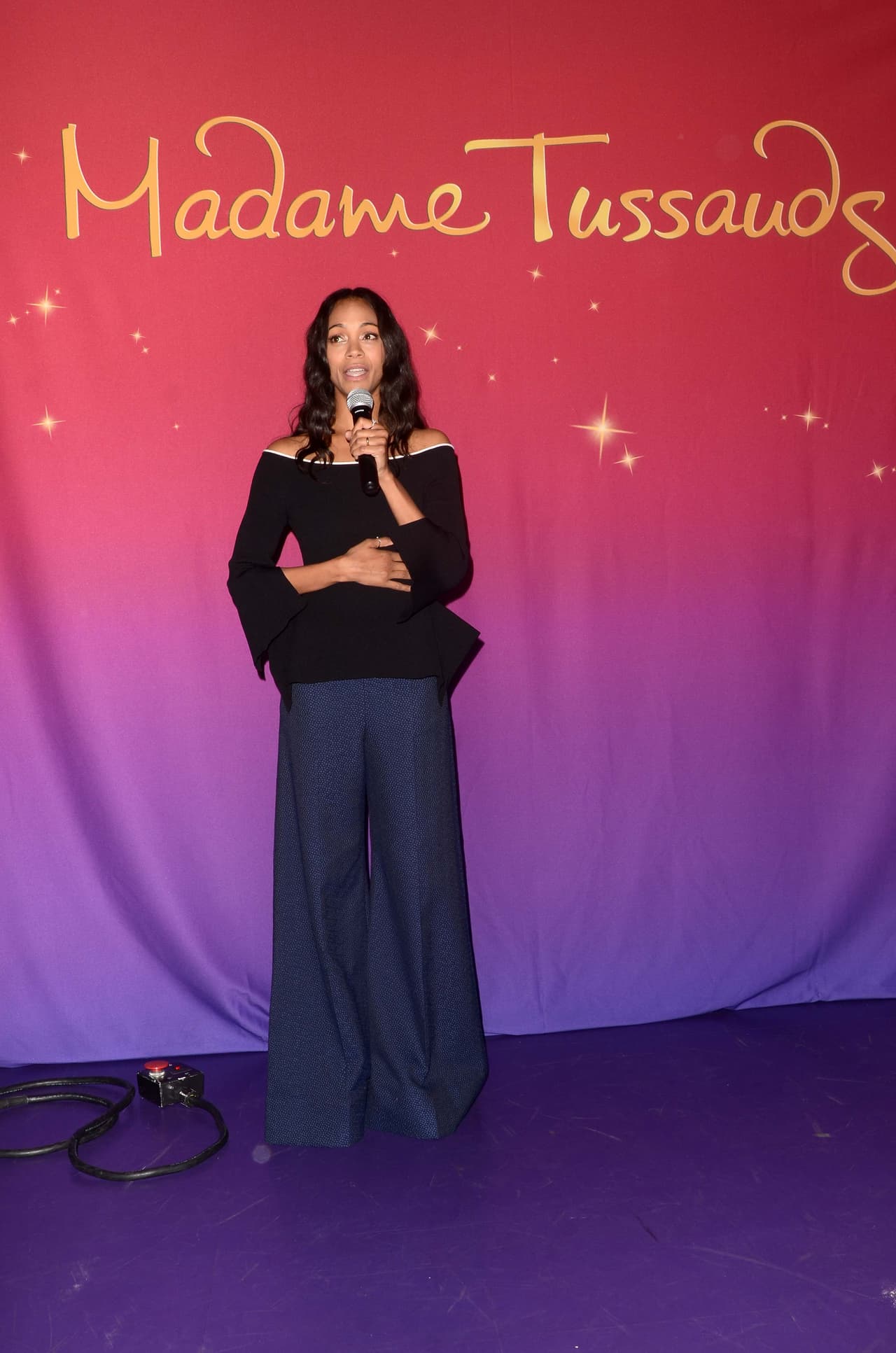 La latina dio un discurso durante la develación en la sucursal de Hollywood.